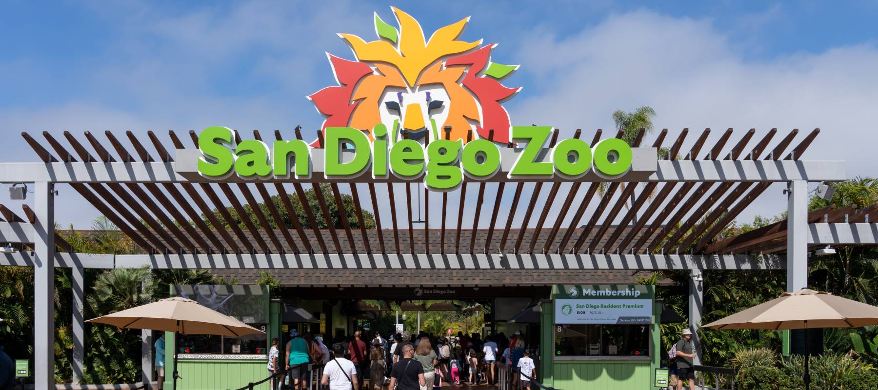 Shot of San Diego zoo signage.